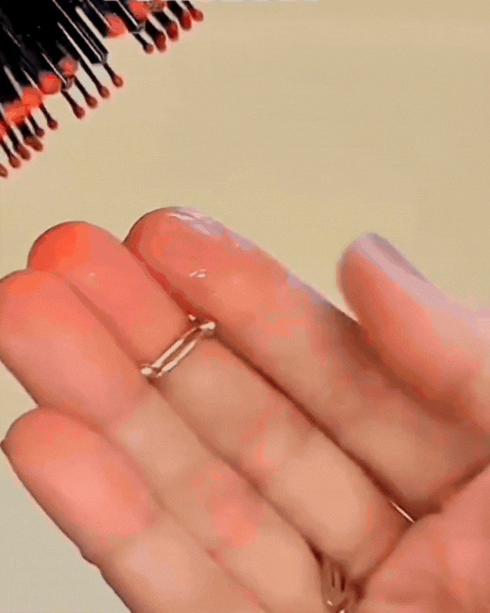 Le sérum se diffuse pendant le massage.